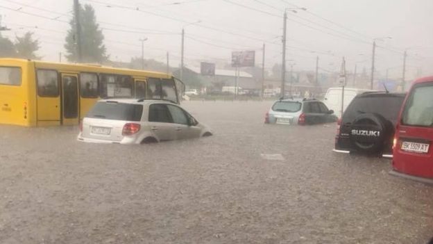 Во Львове из подтопленных машин эвакуировали 130 человек (фото, видео)