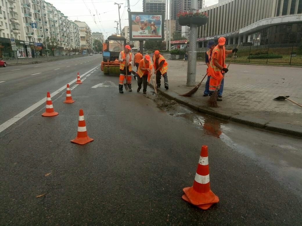91 единица техники и 178 работников ликвидируют последствия непогоды в Киеве — КГГА (фото)