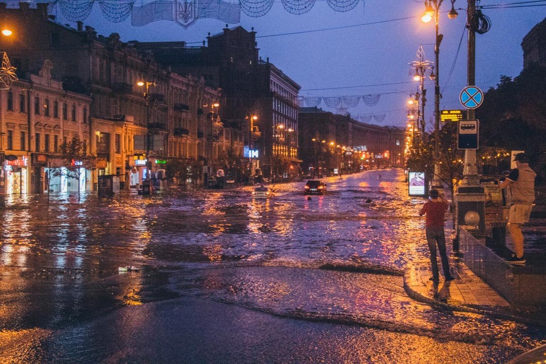 Из-за ливня в Киеве затопило центральные улицы (фото)