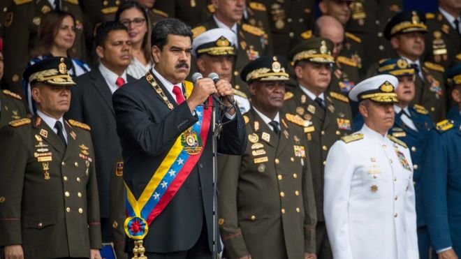 На президента Венесуэлы совершили покушение с помощью дронов