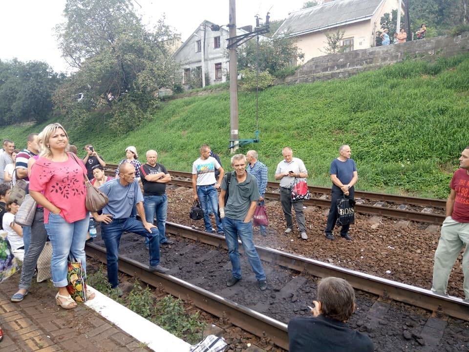 "Укрзализныця" ответила заблокировавшим электричку под Львовом: покупайте билеты