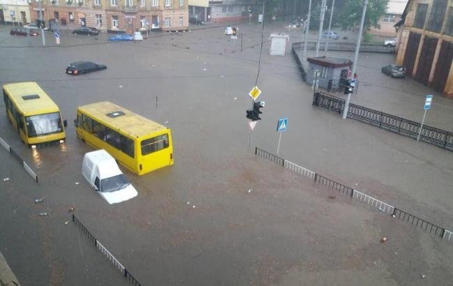 Во Львове из подтопленных машин эвакуировали 130 человек (фото, видео)