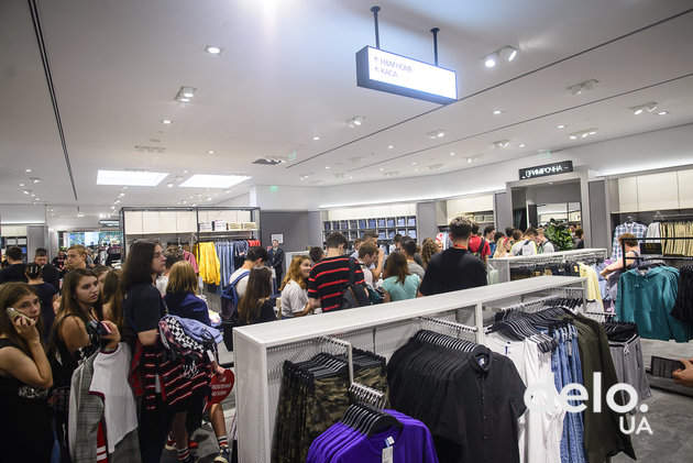 Первый пошел: как флагманский магазин H&M в Lavina Mall открывали — фото