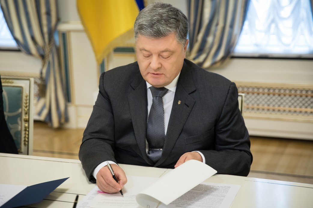 Президент ввел в действие решение СНБО о прекращении Договора о дружбе с Россией